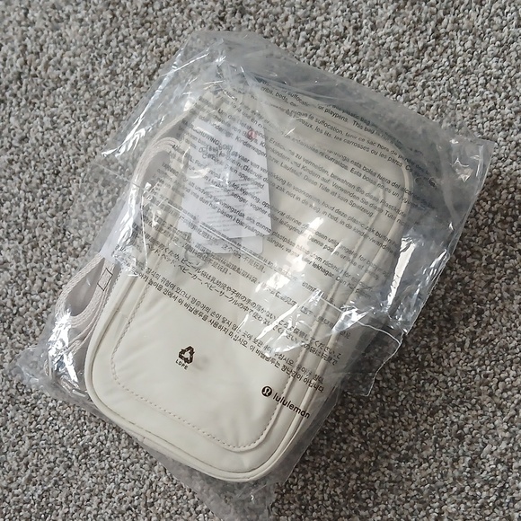 ✳️Lululemon Cream Crossbody Camera Bag White NWT 2L - Picture 8 of 10